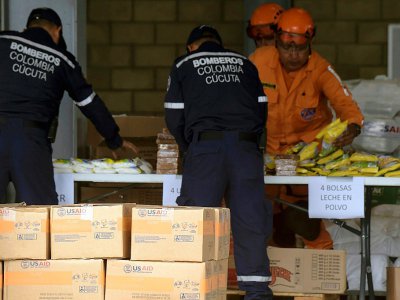 Efectivos de bomberos y defensa civil de Colombia organizan la ayuda humanitaria destinada a Venezuela, en un centro de acopio en Cúcuta, el 8 de febrero de 2019 - Raul ARBOLEDA [AFP]