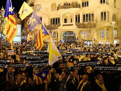 Des manifestants en Catalogne défilent en soutien aux dirigeants indépendantistes emprisonnés, devant la Casa Mila de l'architecte Antonio Gaudi à Barcelone le 1er février 2019 - LLUIS GENE [AFP/Archives]