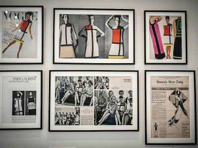 Réactions dans la presse après le défilé Yves Saint-Laurent avec ses robes Mondrian exposée au musée Yves Saint Laurent à Paris, le 11 février 2019 - STEPHANE DE SAKUTIN [AFP]