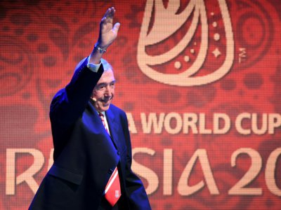 Le légendaire Gordon Banks salue l'assistance à son arrivée au tirage au sort du Mondial-2018 à Moscou, le 1er décembre 2017 - Yuri KADOBNOV [AFP/Archives]
