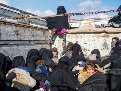 Des femmes et des enfants fuient les combats dans l'ultime réduit du groupe jihadiste Etat islamique (EI) dans l'est de la Syrie, le 11 février 2019 - Fadel SENNA [AFP]