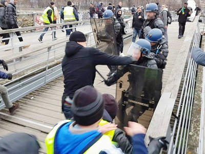 Capture d'écran d'une vidéo montrant un homme supposé être Christophe Dettinger face à la police pendant une manifestation de "gilets jaunes", à Paris, le 5 janvier 2019 - - [AFP/Archives]