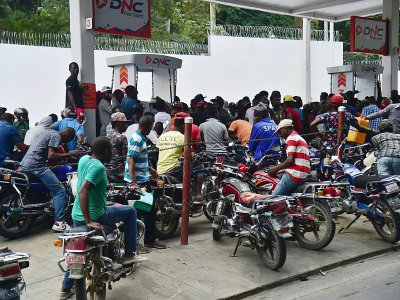 Une longue file d'attente se forme dans une station essence de Port-au-Prince, le 12 février 2019 - HECTOR RETAMAL [AFP]