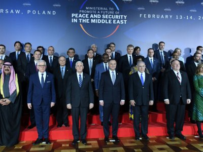 Photo de famille des participants à la conférence internationale "Paix et sécurité au Moyen-Orient", le 13 février 2019 à Varsovie, en Pologne - Janek SKARZYNSKI [AFP]