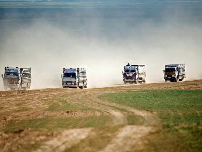 Photo prise le 11 février 2019 montrant un convoi de camions transportant des civils fuyant le dernier réduit jihadiste dans l'est de la Syrie - Fadel SENNA [AFP]