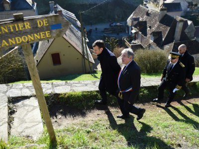 Emmanuel Macron marche dans les rues du village de Gargilesse-Dampierre, au côté de son maire Vanik Berberian, le 14 février 2019 - GUILLAUME SOUVANT [POOL/AFP]