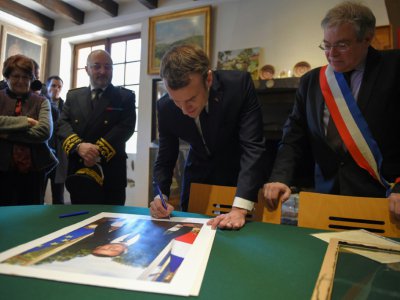 Le chef de l'Etat signe son portrait officiel dans la mairie de Gargilesse-Dampierre, le 14 février 2019 - GUILLAUME SOUVANT [POOL/AFP]