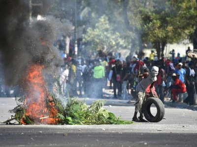Des manifestants mettent en place des barricades à Port-au-Prince, le 13 février 2019 en Haïti - HECTOR RETAMAL [AFP]