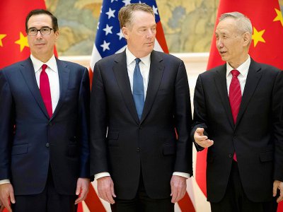 Le représentant américain pour le commerce Robert Lighthizer (c), le vice-Premier ministre chinois Liu He (d) et le secrétaire au Trésor américain Steven Mnuchin (d), le 15 février 2019 à Pékin - Mark Schiefelbein [POOL/AFP]