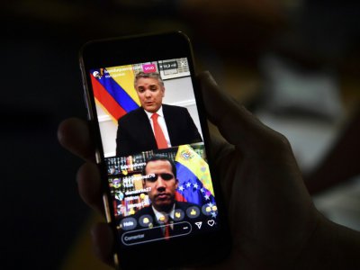 Le président colombien Ivan Duque (en haut) et l'opposant vénézuélien Juan Guaido, reconnu président par intérim par une cinquantaine de pays, lors d'une visioconférence sur Instagram, le 15 février 2019 - Yuri CORTEZ [AFP]