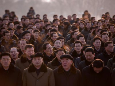Des Nord-Coréens rassemblés devant les statues de Kim Il Sung et Kim Jong Il, le 16 février 2019 à Pyongyang - Ed JONES [AFP]