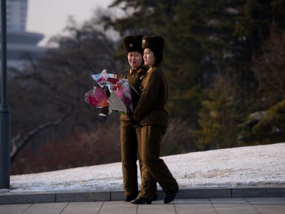 Deux militaires nord-coréennes rendent hommage à Kim Jong Il, le 16 février 2019 à Pyongyang - Ed JONES [AFP]