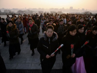 Des Nord-Coréennes amènent des fleurs en hommage à Kim Jong Il,le 16 février 2019 à Pyongyang - Ed JONES [AFP]