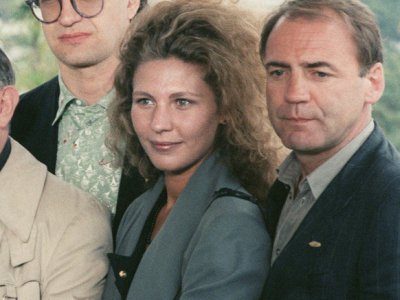 (g-d) le réalisateur Wim Wenders (g), l'actrice Solveig Dommartin c) et l'acteur Bruno Ganz lors de la présentation du film "Les Ailes du désir", le 17 mai 1987 au Festival de Cannes - [AFP/Archives]