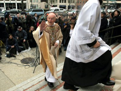 Le cardinal McCarrick sur les marches de la cathédrale Saint Matthieu l'Apôtre de Washington le 3 avril 2005 - Nicholas KAMM [AFP/Archives]