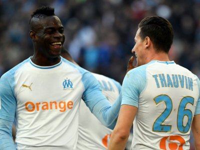 Les joueurs de Marseille Florian Thauvin (d) et Mario Balotelli buteurs lors de la victoire 2-0 sur Amiens le 16 février 2019 - CHRISTOPHE SIMON [AFP]