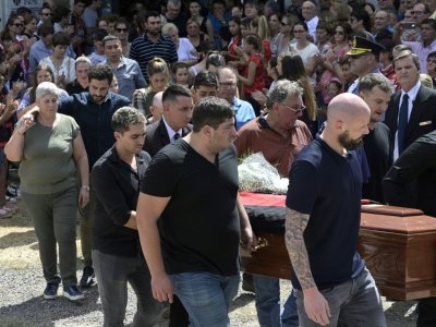 Le défenseur de Nantes Nicolas Pallois (d) et la famille d'Emiliano Sala (3-d) portent son cercueil le 16 février 2019 à Progreso - JUAN MABROMATA [AFP]