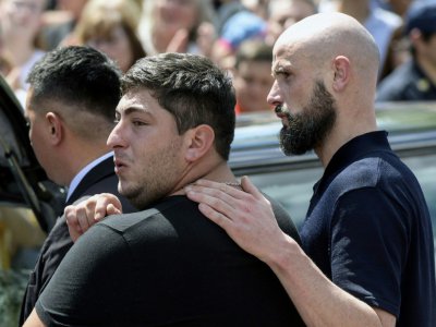 Dario (g) le frère d'Emiliano Sala et le joueur de Nantes Nicolas Pallois lors de ses funérailles à Santé Fé le 16 février 2019 - JUAN MABROMATA [AFP]