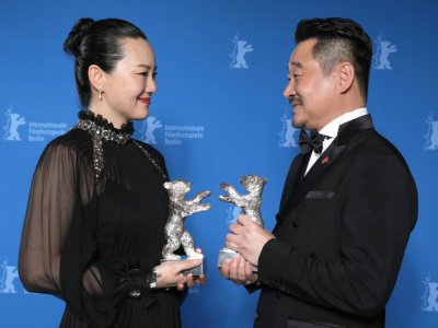 Les acteurs chinois Wang Jingchun et Yong Mei posent avec leur Ours d'argent de meilleurs acteurs pour le film "So Long, My Son" lors de la cérémonie de la 69e Berlinale le 16 février 2019 à Berlin. - Christoph SOEDER [POOL/AFP]