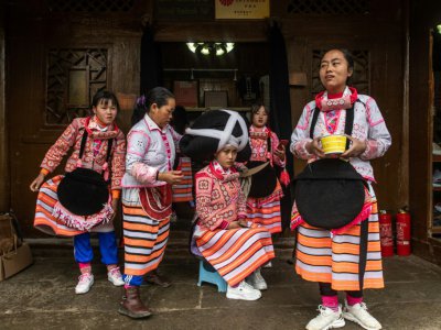 Des jeunes filles de l'ethnie des "Miao à longues cornes" participent à la Fête des fleurs, le 14 février 2019 à Longjia, en Chine - FRED DUFOUR [AFP]