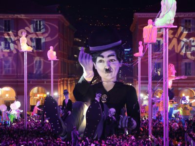 Un char transportant un géant à l'effigie de Charles Chaplin pour la 135è édition du carnaval de Nice, dédié au "Roi du cinéma" le 16 février 2019. - VALERY HACHE [AFP]