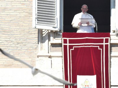 Le pape François s'exprime devant la foule des fidèles rassemblés place Saint-Pierre, le 17 février 2019 - Alberto PIZZOLI [AFP]