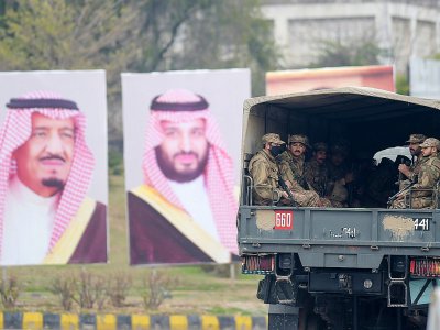 Des soldats pakistanais patrouillent dans les rues d'Islamabad à côté d'affiches accueillant le prince héritier saoudien Mohammed ben Salmane, le 17 février 2019 - AAMIR QURESHI [AFP]