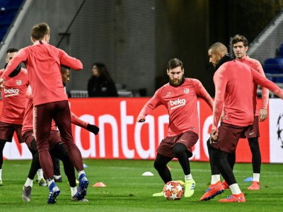 Les joueurs du FC Barcelone dont Lionel Messi à l'entraînement dans le stade de l'OL, à Décines-Charpieu près de Lyon, le 18 février 2019 - JEFF PACHOUD [AFP]