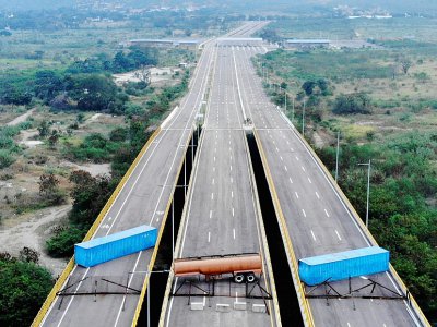Vue aérienne datant du 6 février 2019 du pont de Tienditas, à la frontière entre le Venezuela et la Colombie, bloqué par l'armée vénézuélienne - EDINSON ESTUPINAN [AFP]
