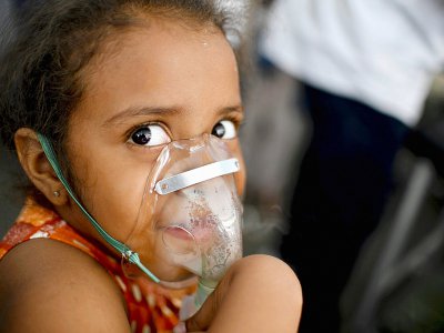 Une fillette souffrant de troubles respiratoires reçoit des soins de la part de volontaires humanitaires le 17 février 2019 dans un quartier de Caracas - Yuri CORTEZ [AFP]