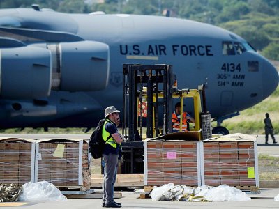 Des vivres et des médicaments pour le Venezuela sont débarqués d'un C-130 de l'US Air Force le 16 février 2019 à Cucuta, ville frontalière de Colombie - Raul ARBOLEDA [AFP]