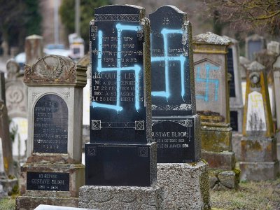 Les tombes du cimetière de Quatzenheim profanées le 20 février 2019 - Frederick FLORIN [AFP]