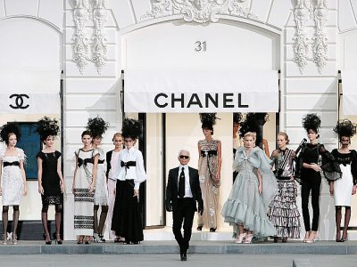Karl Lagerfeld salue à l'issue du défilé prêt-à-porter Printemps/été 2009 à Paris - FRANCOIS GUILLOT [AFP/Archives]