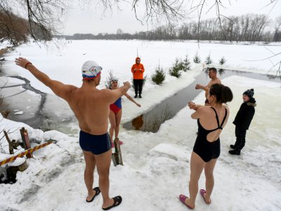 Des nageurs s'échauffent avant de plonger dans l'eau glaciale de la rivière Moskova à Moscou, le 3 février 2019 - Kirill KUDRYAVTSEV [AFP/Archives]