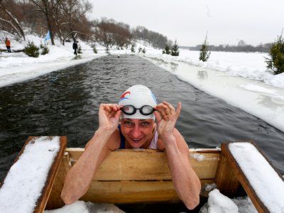 Natalia Seraïa nage dans la Moskova, le 3 février 2019 - Kirill KUDRYAVTSEV [AFP]