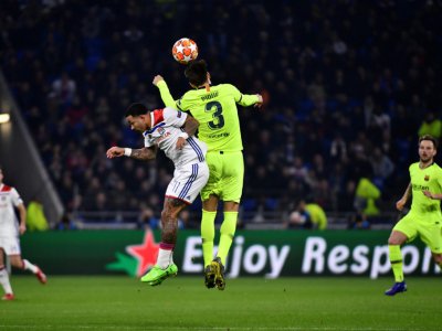 L'attaquant lyonnais Memphis Depay au duel avec le défenseur du Barça Gerard Piqué au Parc OL, le 19 février 2019 - JEFF PACHOUD [AFP]