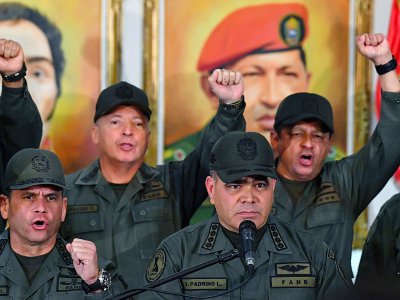 Le ministre vénézuélien de la Défense Vladimir Padrino (d), entouré du haut-commandement militaire, le 19 février 2019 à Caracas - Yuri CORTEZ [AFP]