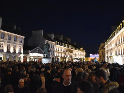 Les manifestants regroupés au pied de la statue de Louis XIV. - Mathieu Lepeigné