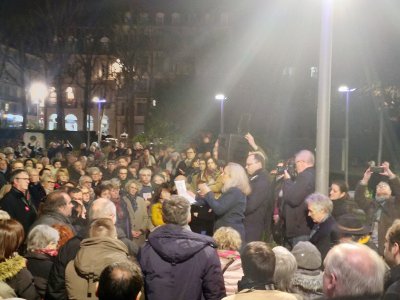 La comédienne rouennaise Hélène Francisci s'exprimant devant la foule. - Florian Gantier