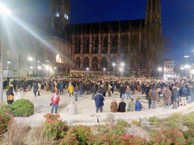 La foule était nombreuse sur la place de l'hôtel de ville à Rouen. - Florian Gantier
