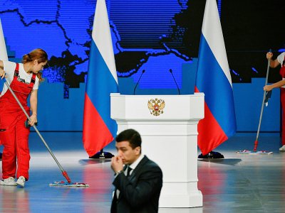 Des employées lavent le sol avant le discours de Vladimir Poutine devant le Parlement, le 20 février 2019 - Alexander NEMENOV [AFP]