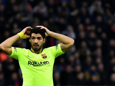 L'attaquant uruguayen de Barcelone, Luis Suarez, dépité après le nul concédé à Lyon, en 8e de finale aller de la Ligue des champions, le 19 février 2019 - JEFF PACHOUD [AFP]