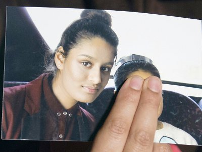 Photo prise le 22 février 2015 à Londres où Renu Begum montre à des journalistes une photo de sa jeune soeur Shamima Begum, partie en Syrie - LAURA LEAN [POOL/AFP/Archives]