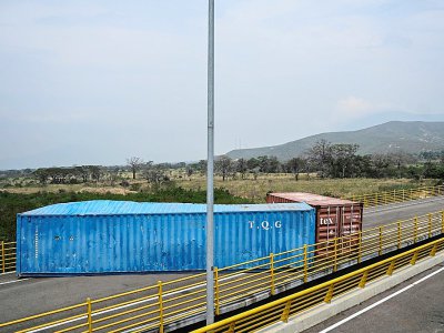 Des conteneurs bloquent le pont Tienditas qui relie la ville de Cucuta où est stockée de l'aide américaine, et la ville vénézuélienne d'Ureña, le 20 février 2019 - Juan BARRETO [AFP]