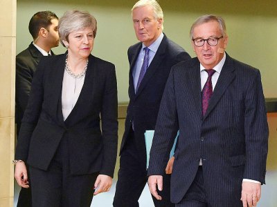 La Première ministre britannique Theresa May (g) ,le président de la Commission européenne Jean-Claude Juncker (d) et le négociateur de l'UE Michel Barnier (c), le 20 févroer 2019 à Bruxelles - EMMANUEL DUNAND [AFP]
