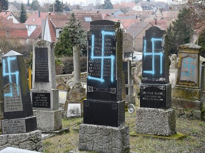 Les tombes profanées d'un cimetière juif, le 20 février 2019 à Quatzenheim, dans le Bas-Rhin - Frederick FLORIN [AFP]