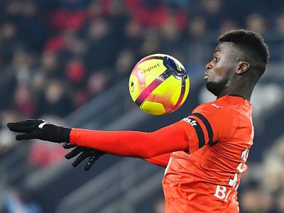 L'attaquant de Rennes Mbaye Niang contrôle le ballon de la poitrine lors du match contre Amiens au Roazhon Park, le 2 février 2019 - DAMIEN MEYER [AFP/Archives]