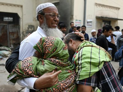 Douleurs de proches de victimes après l'incendie qui a ravagé des immeubles d'habitation à Dacca, le 21 février 2019 - MUNIR UZ ZAMAN [AFP]