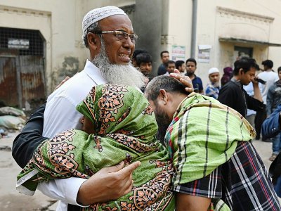 Douleurs de proches de victimes après l'incendie qui a ravagé des immeubles d'habitation à Dacca, le 21 février 2019 - MUNIR UZ ZAMAN [AFP]