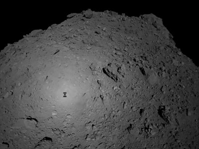 Photo envoyée par la sonde japonaise Hayabusa2 et transmise par l'agence japonaise d'exploration spatiale  le 3 octore 2018 montre l'ombre de Hayabusa2 sur l'astéroïde Ryugu - Handout [JAXA/AFP/Archives]